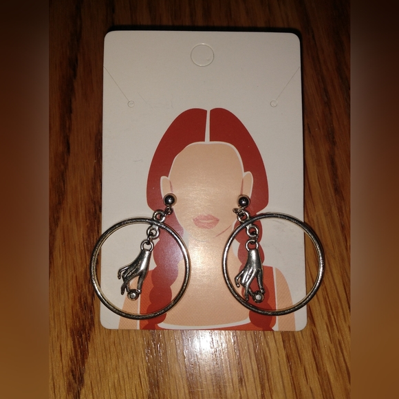 Silver hoop earrings with hands - Picture 6 of 7